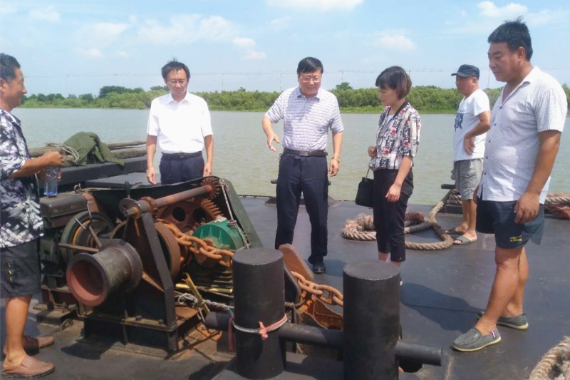 公司黨委委員、總經(jīng)理馬剛率隊深入船隊為船員“送清涼”